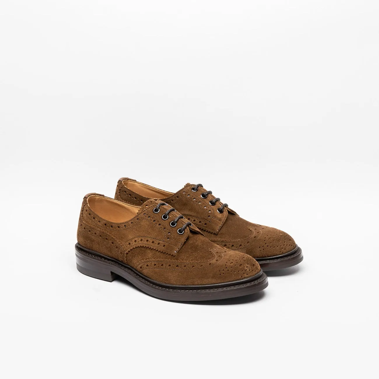 Stringata derby Tricker's Bourton in camoscio marrone (Cubana suede)